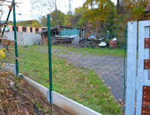 Montáž čtyřhranného pletiva a betonového plotu – Tlučná Montáž čtyřhranného pletiva a betonového plotu – Tlučná